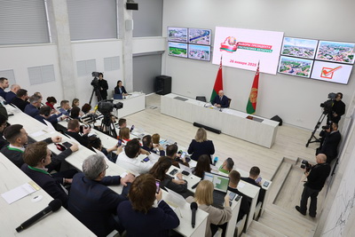 Лукашенко проголосовал на президентских выборах и провел пресс-конференцию для СМИ