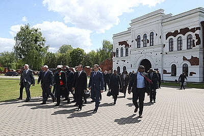Президент Зимбабве Мнангагва возложил цветы в Брестской крепости
