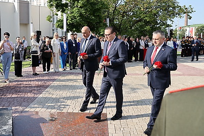 Участники медиафорума в Гомеле возложили цветы к памятному знаку жертвам геноцида