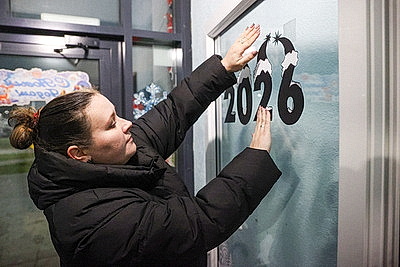 Магия из подручных материалов. Брестчане превратили свои подъезды в новогодние фотозоны