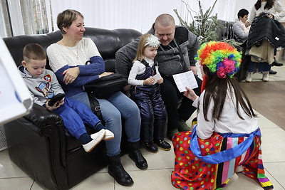 Активисты БКК в Гродненской области исполнили детские новогодние желания