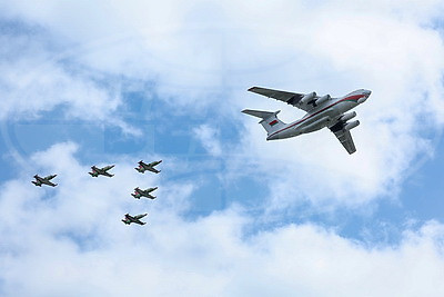 Летчики Беларуси и России провели в Минске тренировку воздушной части военного парада