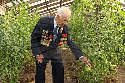 В Бресте ветеран Петр Светкин принимает поздравления с 100-летием