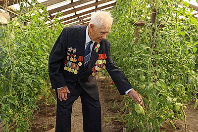В Бресте ветеран Петр Светкин принимает поздравления с 100-летием