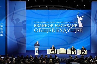 Лукашенко и Путин приняли участие в союзном форуме \"Великое наследие - общее будущее\" в Волгограде