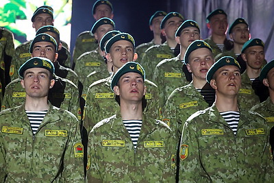 Акция \"Споем День Победы вместе!\" и фейерверк завершили празднование 9 Мая