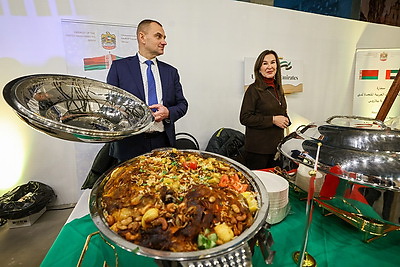 Добро, мир и рождественские подарки. Супруги послов провели предновогоднюю благотворительную ярмарку