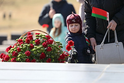 Колокола и людская скорбь. В день памяти Хатыни на мемориале возлагают цветы