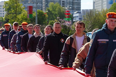 500 м длиной и 9 м шириной. В Минске пронесли самый большой флаг Беларуси