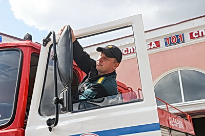 Экипажи со спасателями убирают урожай в Рогачевском районе