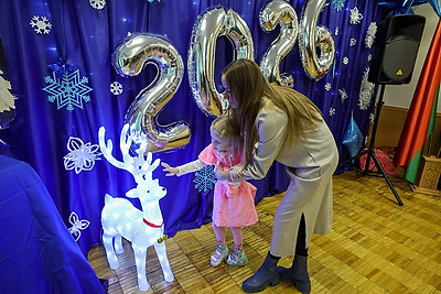Подарки в рамках акции \"Наши дети\" вручили воспитанникам ЦКРОиР Первомайского района Минска