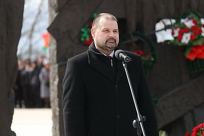 Камень и цветы. У монумента \"Врата памяти\" в Тростенце прошел митинг-реквием