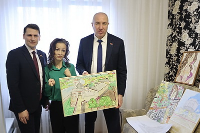 Подарок от Президента получила особенная художница из Вороново, чья картина украсила интерьеры Дворца Независимости