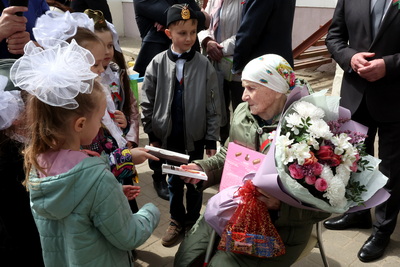 \"Живите всегда под мирным небом\". Ветеран из Могилева дала наказ молодежи беречь свою землю