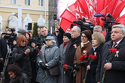 Памятник Рокоссовскому, парад военной техники. В Гомеле почтили память героев-освободителей