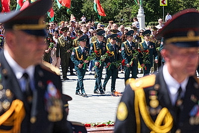 Народное возложение цветов прошло у монумента Победы в Минске