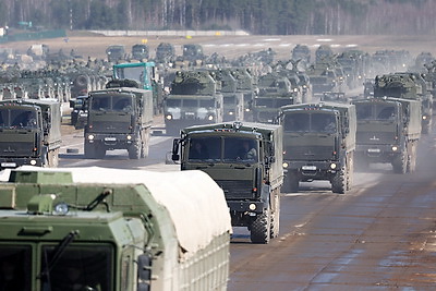 Тренировка парадных расчетов механизированной колонны проходит на аэродроме Липки