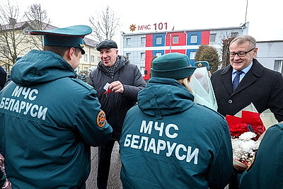 Ключи от квартир и служебных автомобилей вручили гродненским спасателям