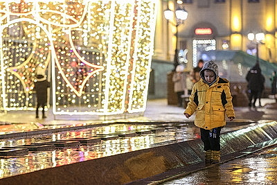 Новогодняя иллюминация превратила столицу в зимнюю сказку