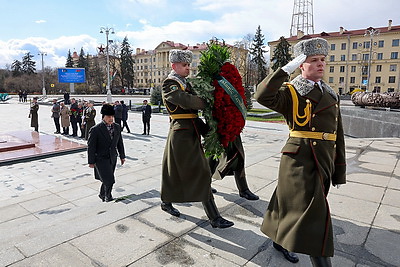 Премьер-министр Пакистана возложил венок к монументу Победы в Минске