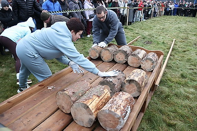 Невероятная атмосфера. Четвертый чемпионат по колке дров среди СМИ проходит в Минском районе