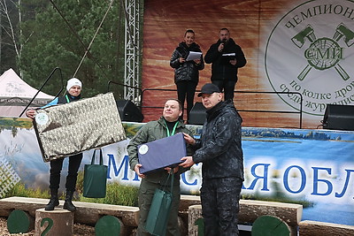 Невероятная атмосфера. Четвертый чемпионат по колке дров среди СМИ проходит в Минском районе