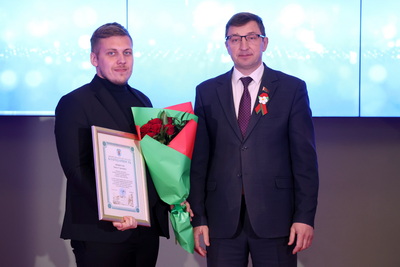 \"Качественный и честный продукт - вот суть вашей профессии\". Кухарев вручил награды представителям СМИ