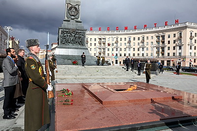 Премьер-министр Пакистана возложил венок к монументу Победы в Минске