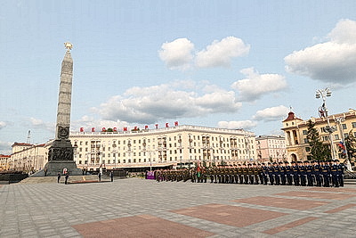 Святейший Патриарх Кирилл возложил венок к монументу Победы в Минске
