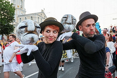 Красочное шествие по улицам Витебска провели участники феста \"На семи ветрах\"