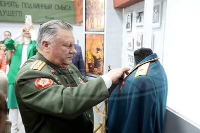 Медаль Героя Советского Союза Василия Козлова передали музею школы №122 в Минске