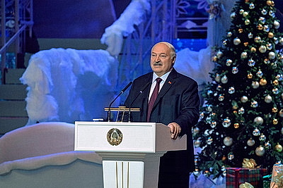 Лукашенко: страна всегда сильна традициями, одна из них в Беларуси - новогодние поздравления детей