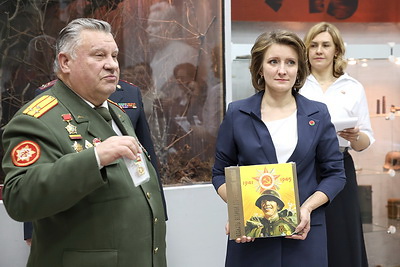 Медаль Героя Советского Союза Василия Козлова передали музею школы №122 в Минске