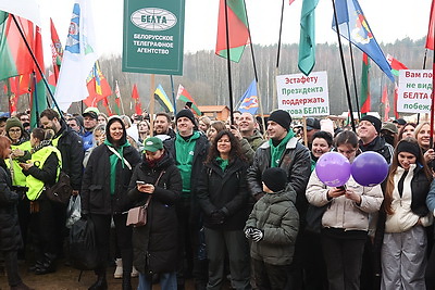 Невероятная атмосфера. Четвертый чемпионат по колке дров среди СМИ проходит в Минском районе