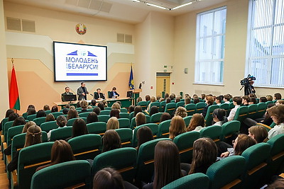 Прямой разговор о будущем: эксперты и депутаты разъясняют молодежи, как решения ВНС касаются каждого