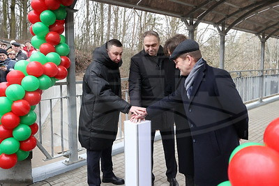 \"Ждали с нетерпением\". Пешеходный мост в Румлевском парке открыли после реконструкции