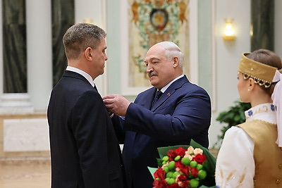 Лукашенко вручил государственные награды заслуженным представителям различных сфер