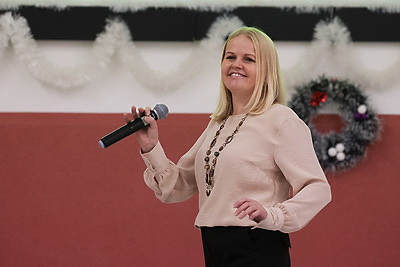 Чудеса как лекарство: к юным пациентам РНПЦ неврологии и нейрохирургии пришли Дед Мороз и Снегурочка