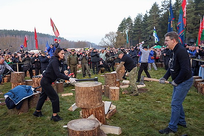 Невероятная атмосфера. Четвертый чемпионат по колке дров среди СМИ проходит в Минском районе