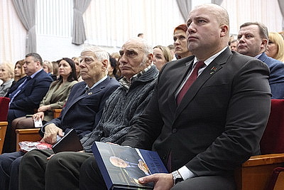 \"Мы учились в одно время\". Книгу \"Наш Президент\" презентовали в альма-матер Лукашенко
