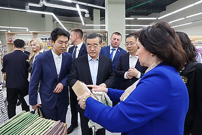 Парламентская делегация КНР посетила \"Першы нацыянальны гандлёвы дом\", Музей истории ВОВ и \"Великий камень\"