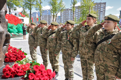 В Гродно на территории мемориала \"Шталаг-324\" установили памятный знак \"Древо жизни\"