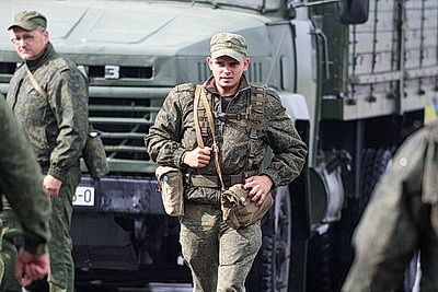 На учении \"Запад-2025\" военные самолеты посадили на автомобильную дорогу