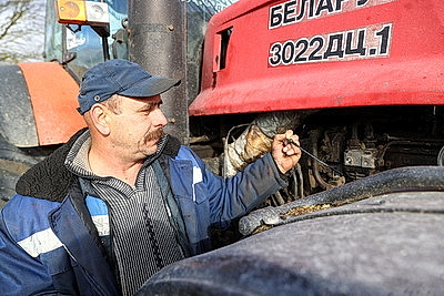Осознанный выбор профессии. 18-летняя девушка за штурвалом трактора