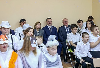 Воспитанники центра коррекционно-развивающего обучения в Гомеле принимали подарки в ходе акции \"Наши дети\"