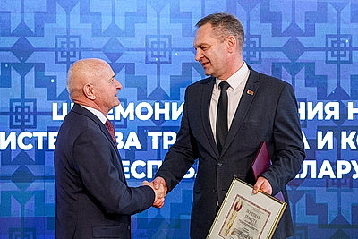 Впервые в истории. Выпускникам Белорусской академии авиации вручили лицензии пилотов