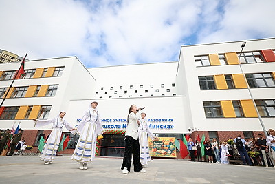 Железнодорожный класс и шикарная спортивная база. Новую школу открыли в Минске