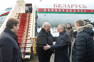 Лукашенко прибыл с рабочим визитом в Россию для участия в саммитах ЕАЭС и СНГ