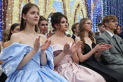 Прощание со школой: более 120 учащихся витебской гимназии №8 отметили выпускной