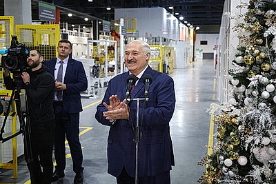 Лукашенко на \"Горизонте\" дал официальный старт массовому роботизированному производству телевизоров с ИИ